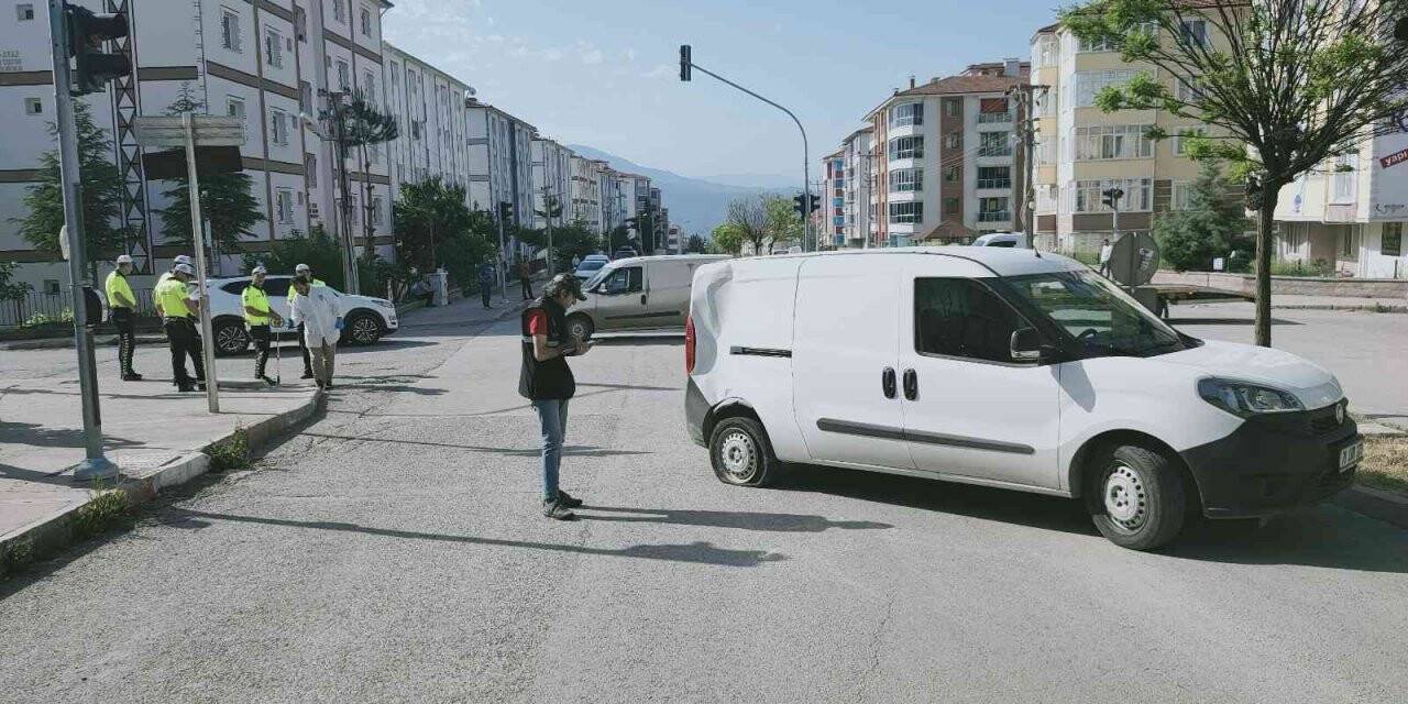 Kazada savrulan hafif ticari aracın çarptığı yaya hayatını kaybetti