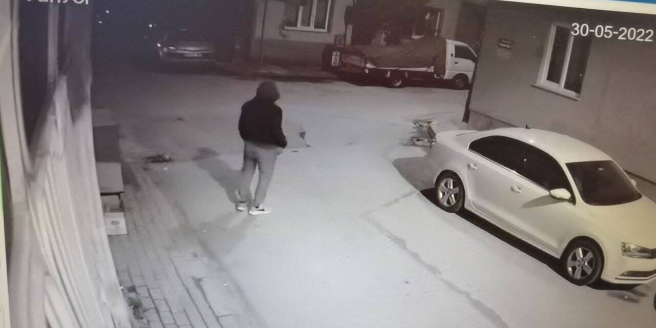 Marketin camını betonla kıran hırsız kamerada