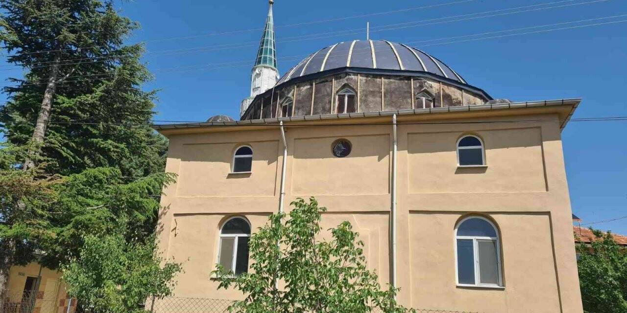 Camini çatısından düşen ustalardan birisi hayatını kaybetti