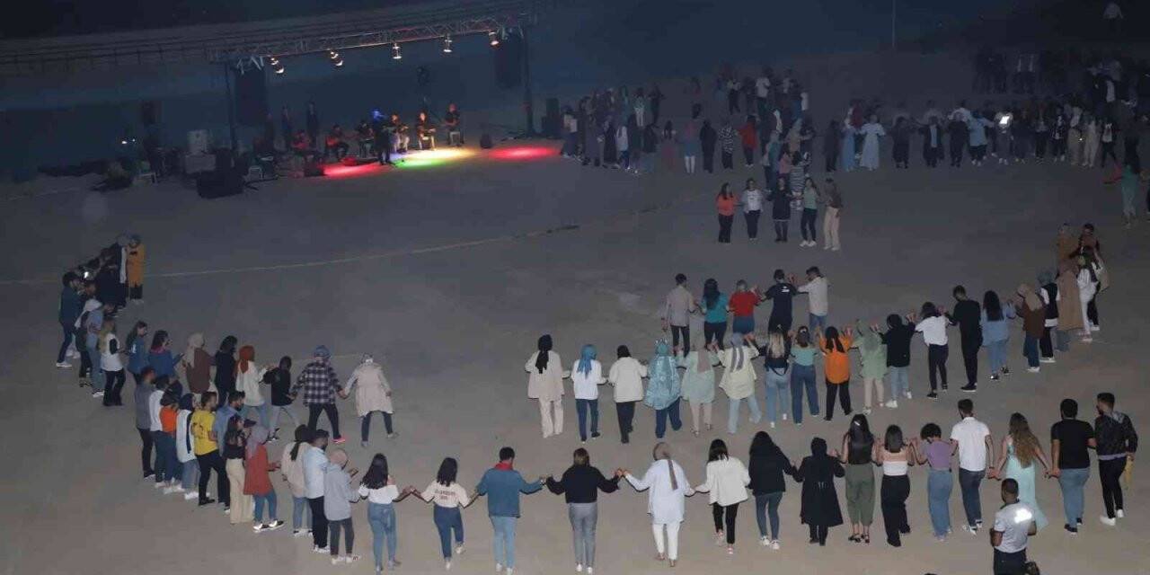 Öğrenciler sınav stresini halay çekerek attı