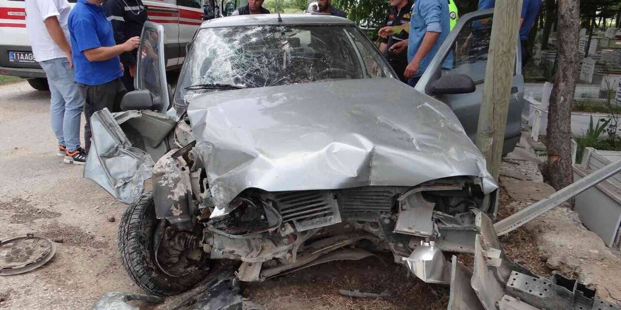 Aydınlatma direğine çarpan araç hurdaya döndü, 1’i ağır 2 kişi yaralandı