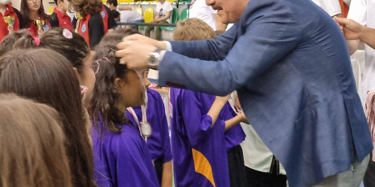 Geleneksel Çocuk Oyunları ödül töreni Edremit Kaymakamı Ahmet Odabaş’ın katılımıyla gerçekleştirildi