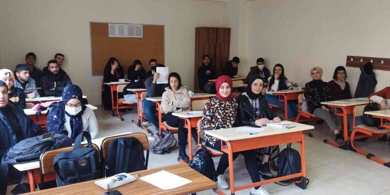 Bağlar Belediyesi’nden üniversite adaylarına hizmet