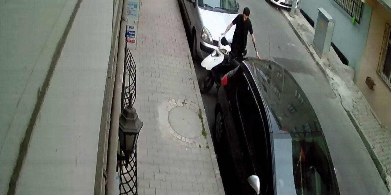 Motosikleti elini kolunu sallayarak böyle çaldı
