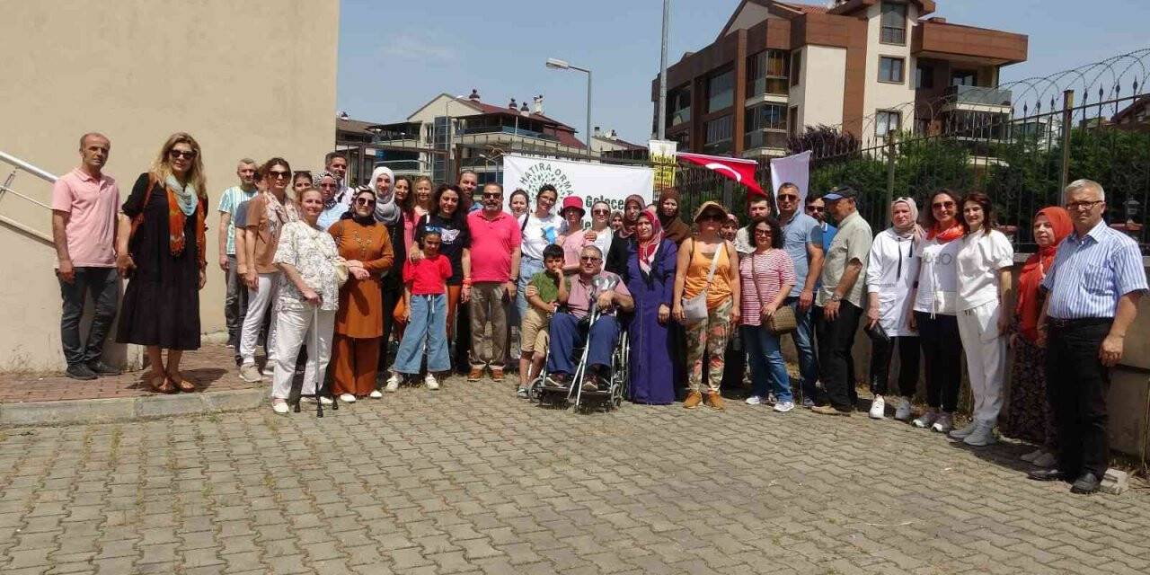 MS hastalığına farkındalık oluşturmak için fidan diktiler