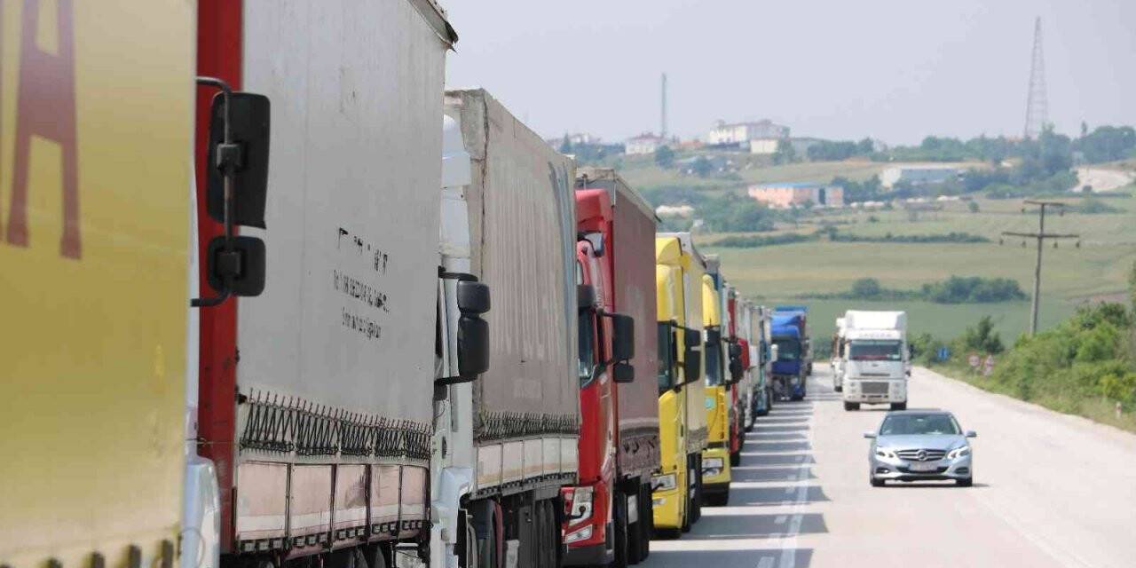 İhracat yüzde 30 arttı, Edirne sınırında kilometrelerce tır kuyruğu oluştu