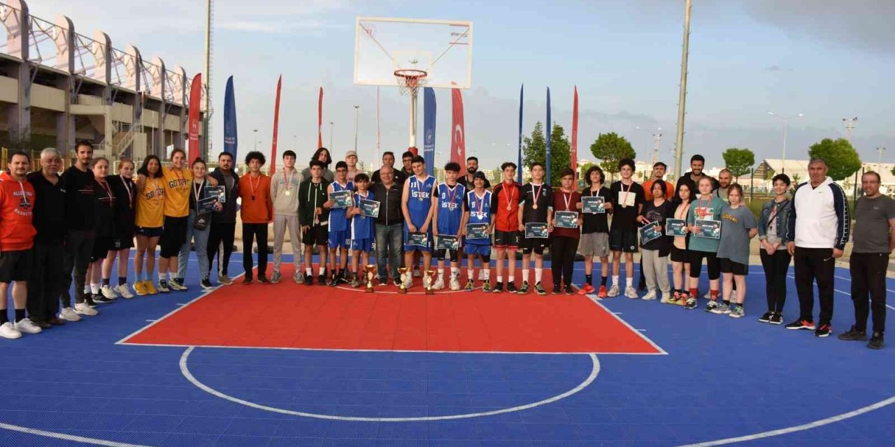 Afyonkarahisar’da 3x3 sokak basketbolu gençlik kupası tamamlandı