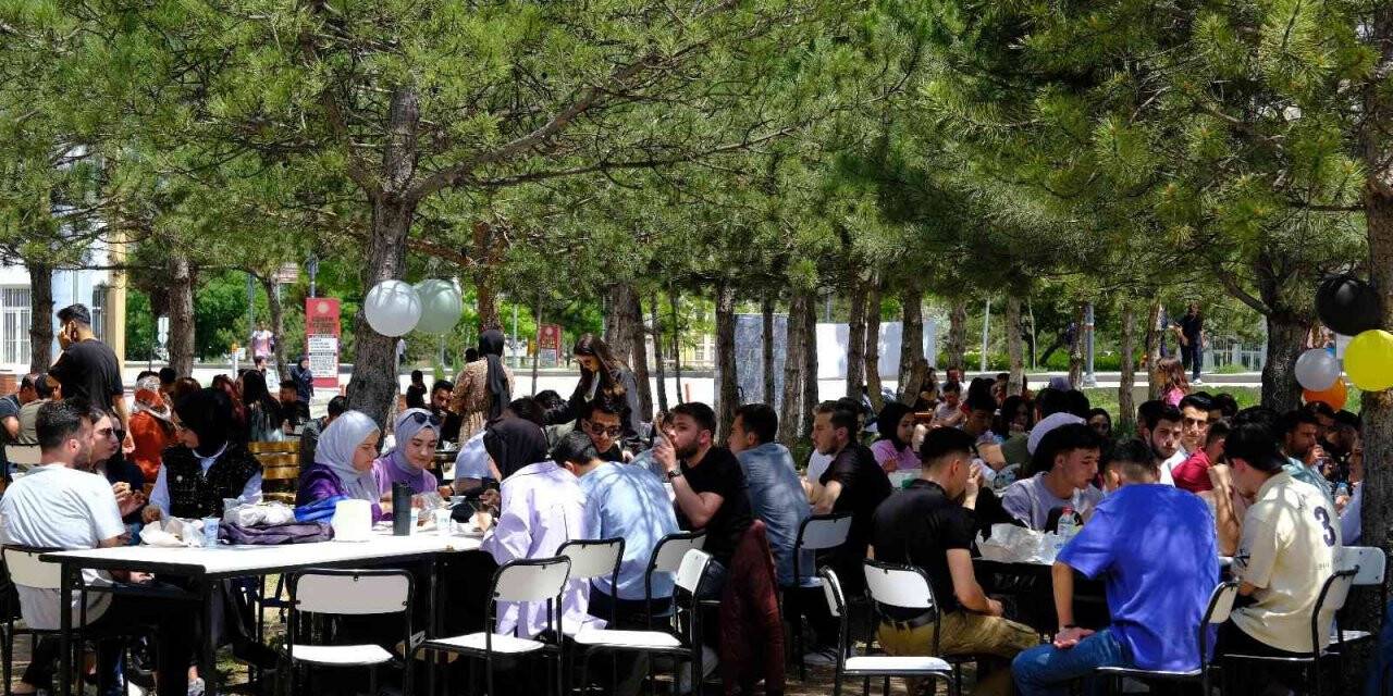 Üniversiteye pideli veda