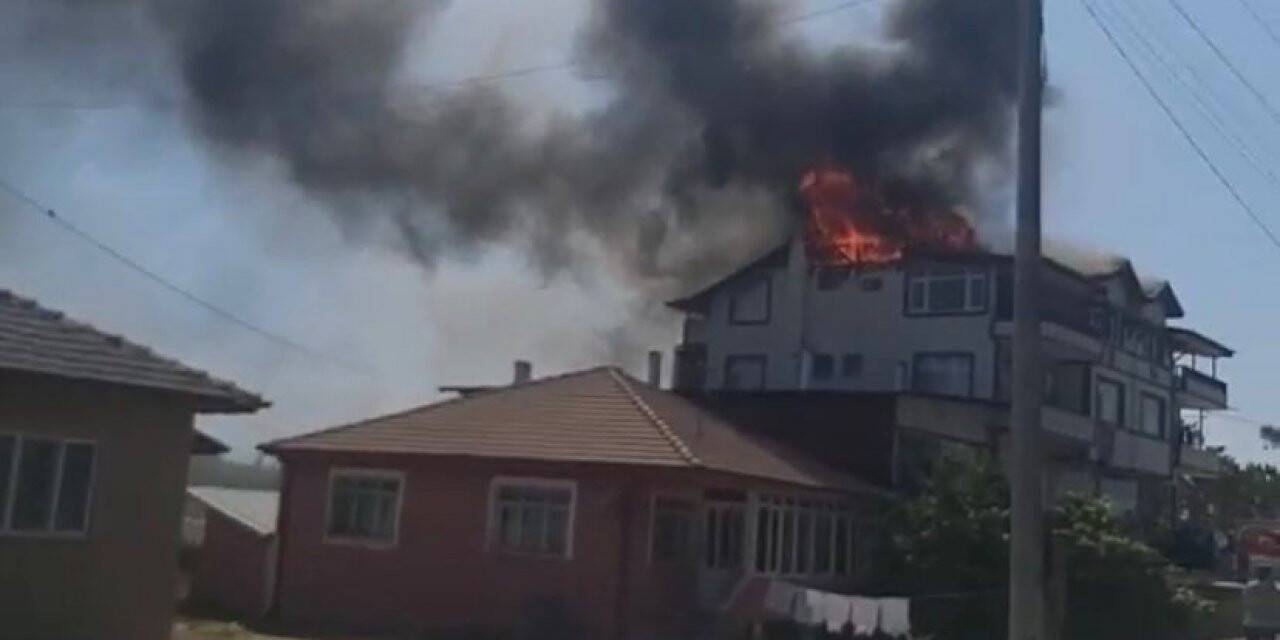 Üç katlı binanın çatı katı alevlere teslim oldu