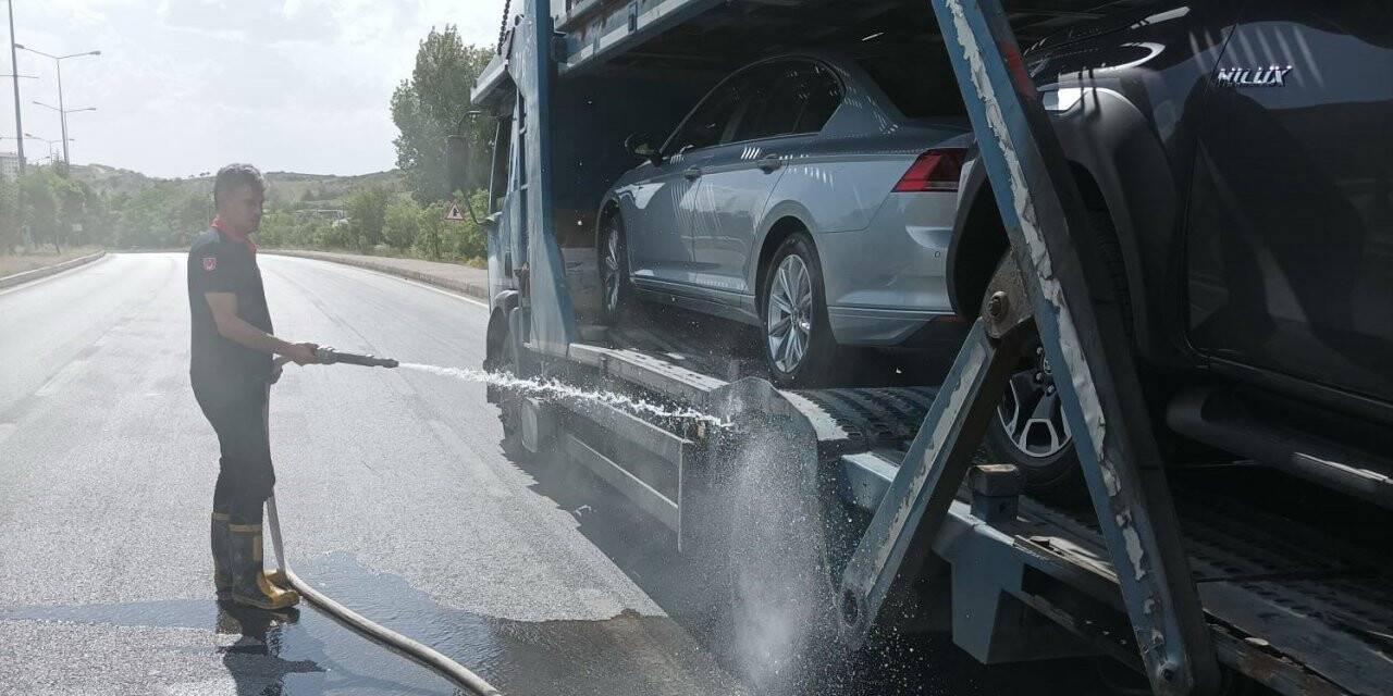 Sıfır araç taşıyan tırın lastikleri alev aldı