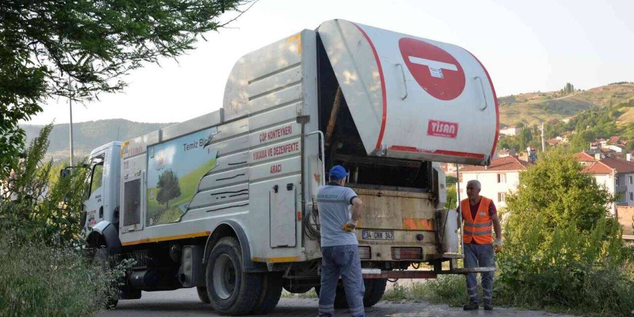 Çöp konteynerleri yıkanarak temizleniyor
