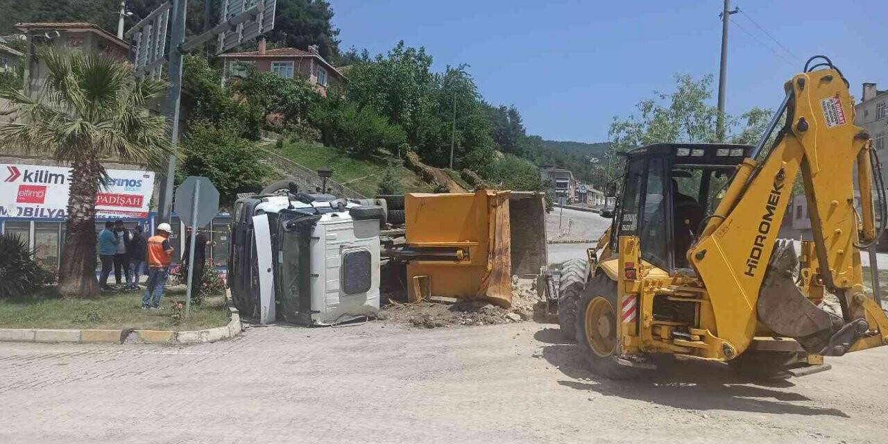 Kastamonu’da taş yüklü kamyon devrildi: 1 yaralı