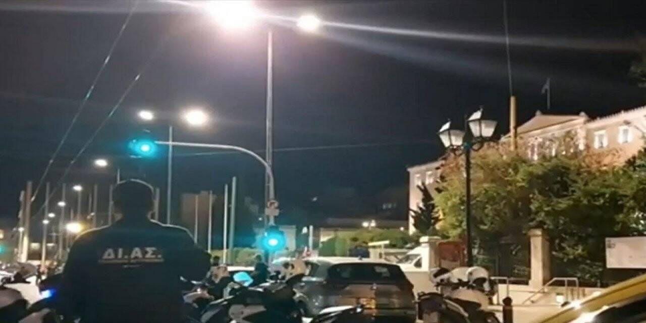 Yunan Parlamentosu önünde av tüfeği ile tehditler savuran adam tutuklandı