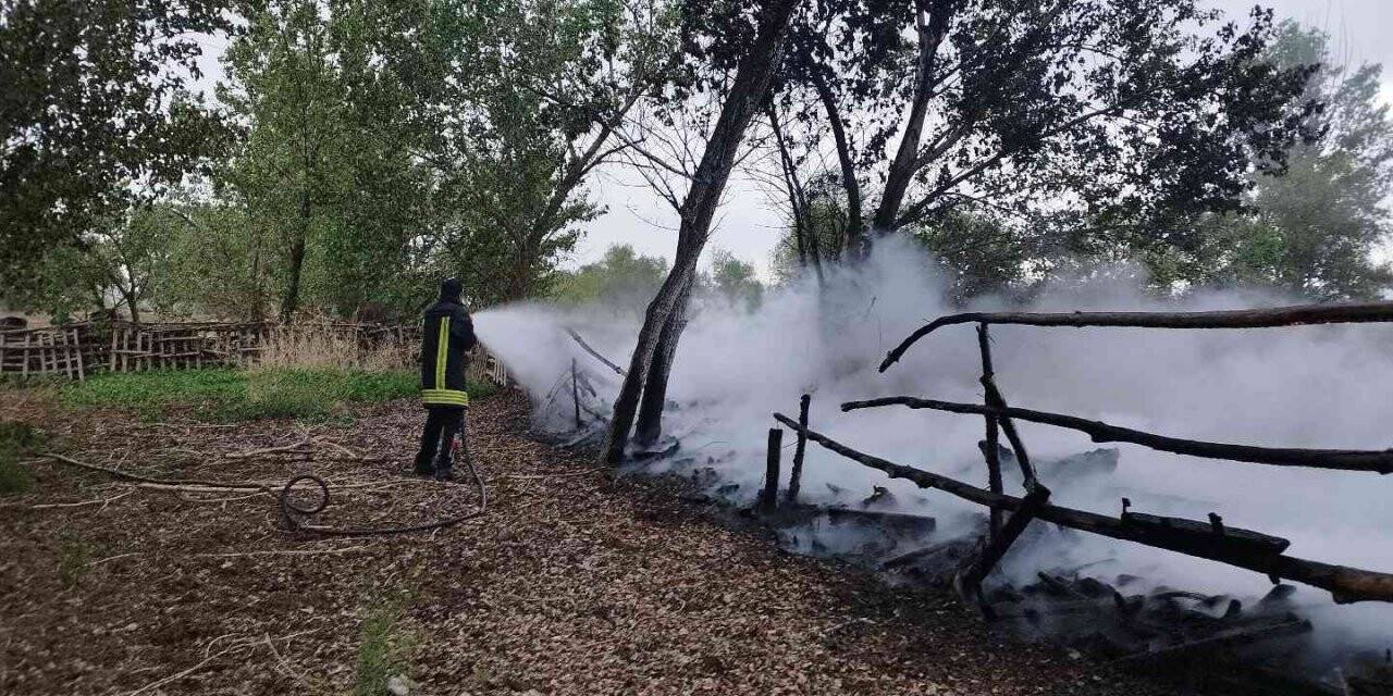 Ağıla yıldırım düştü