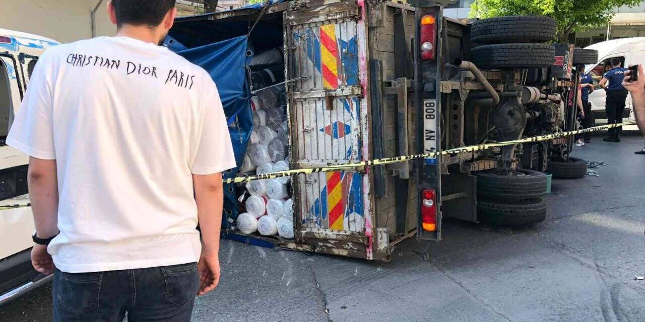Freni patlayan kamyon minibüsün üzerine devrildi: 1 yaralı
