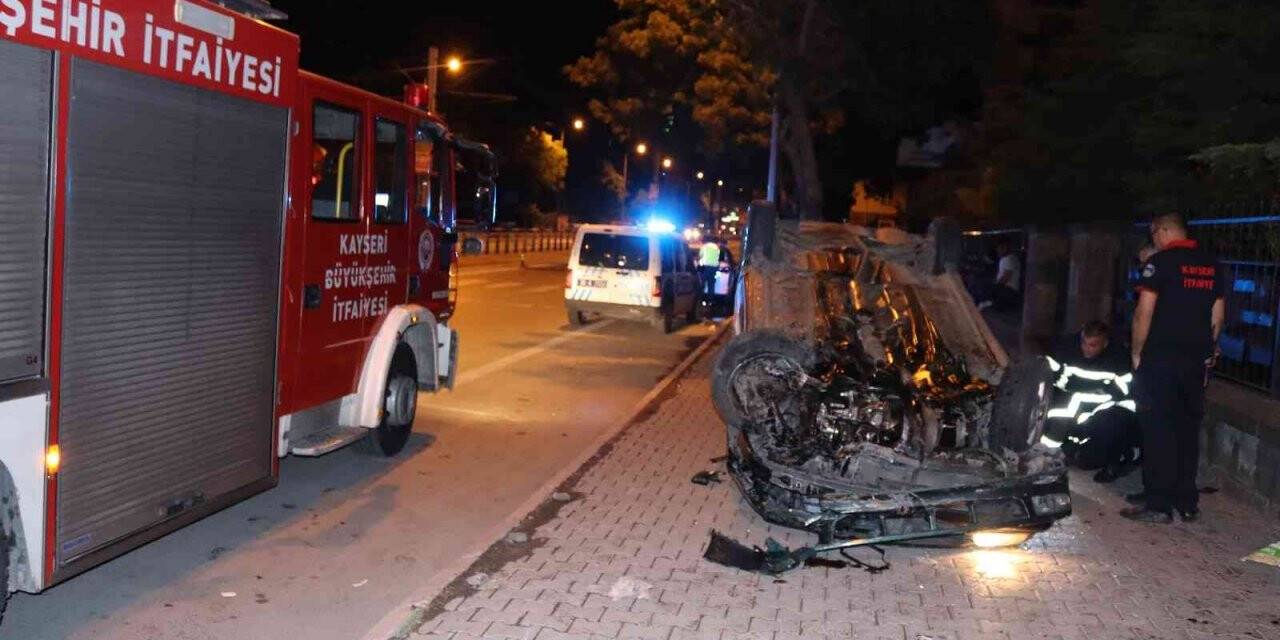Otomobil takla attı, kaldırımda kimsenin olmaması faciayı önledi