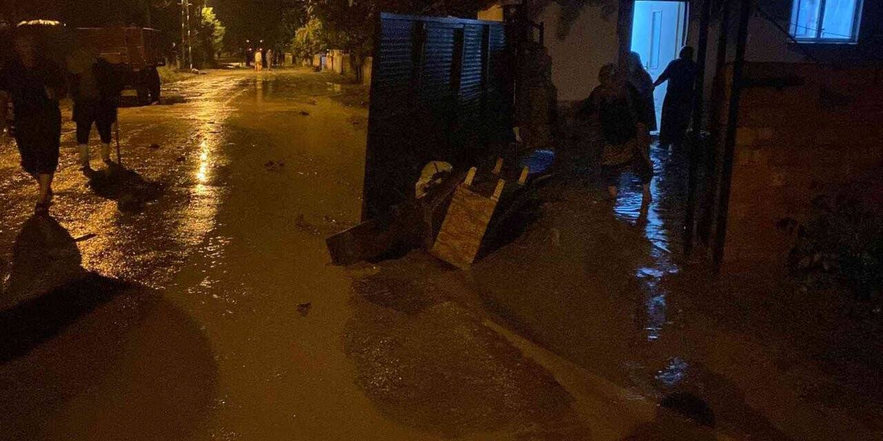 Amasya’da Kumluk Deresi taştı, ev ve ahırları su bastı