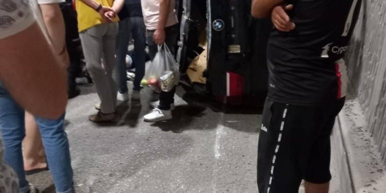 Alt geçitte korkutan kaza: Hurdaya dönen lüks cipten hafif yaralı kurtuldu