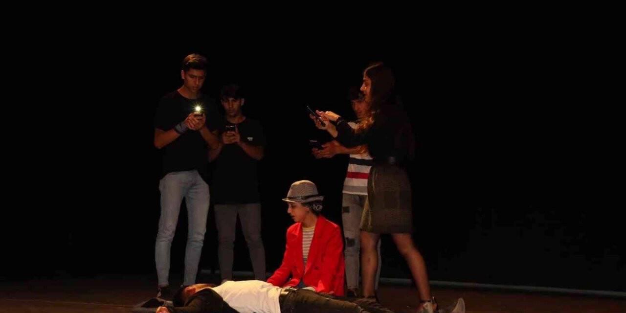 Kaymakam Yelek’ten tiyatroculara moral