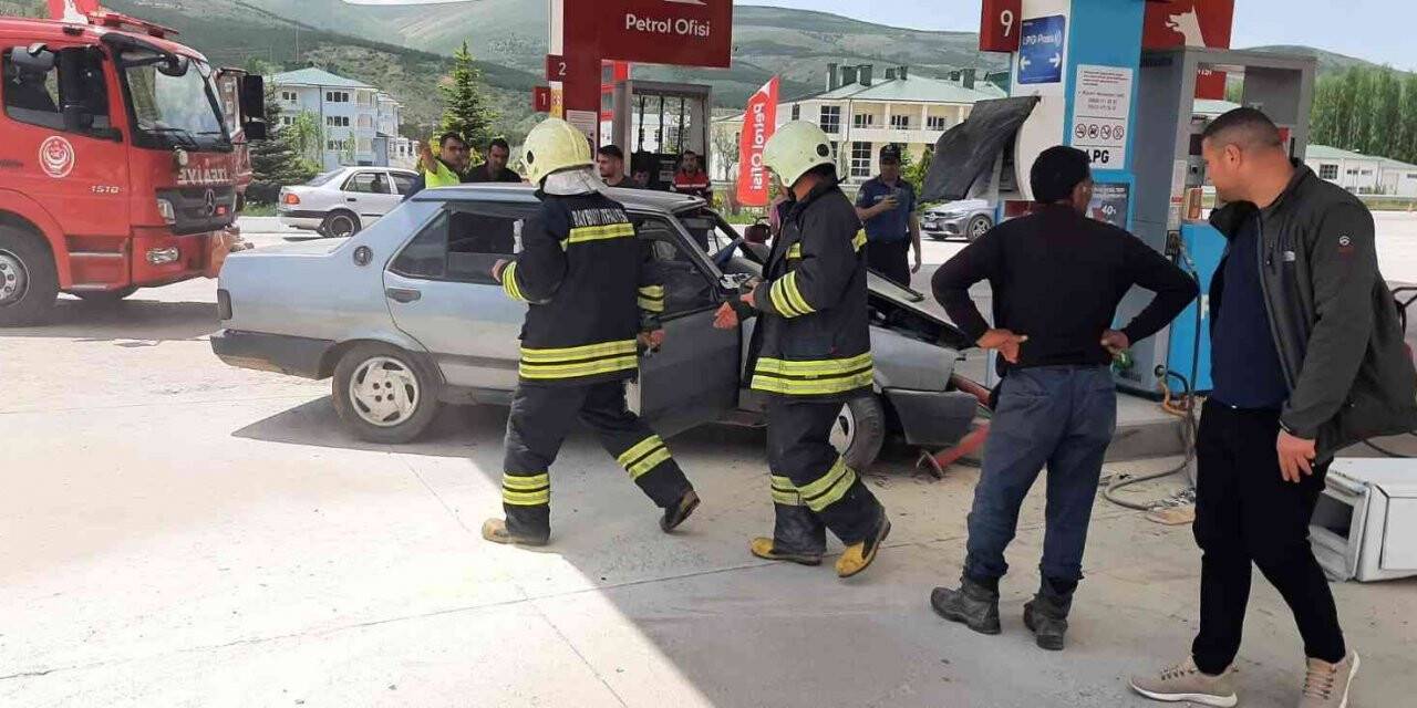 Freni patlayan otomobil akaryakıt istasyonuna girdi: 2 yaralı