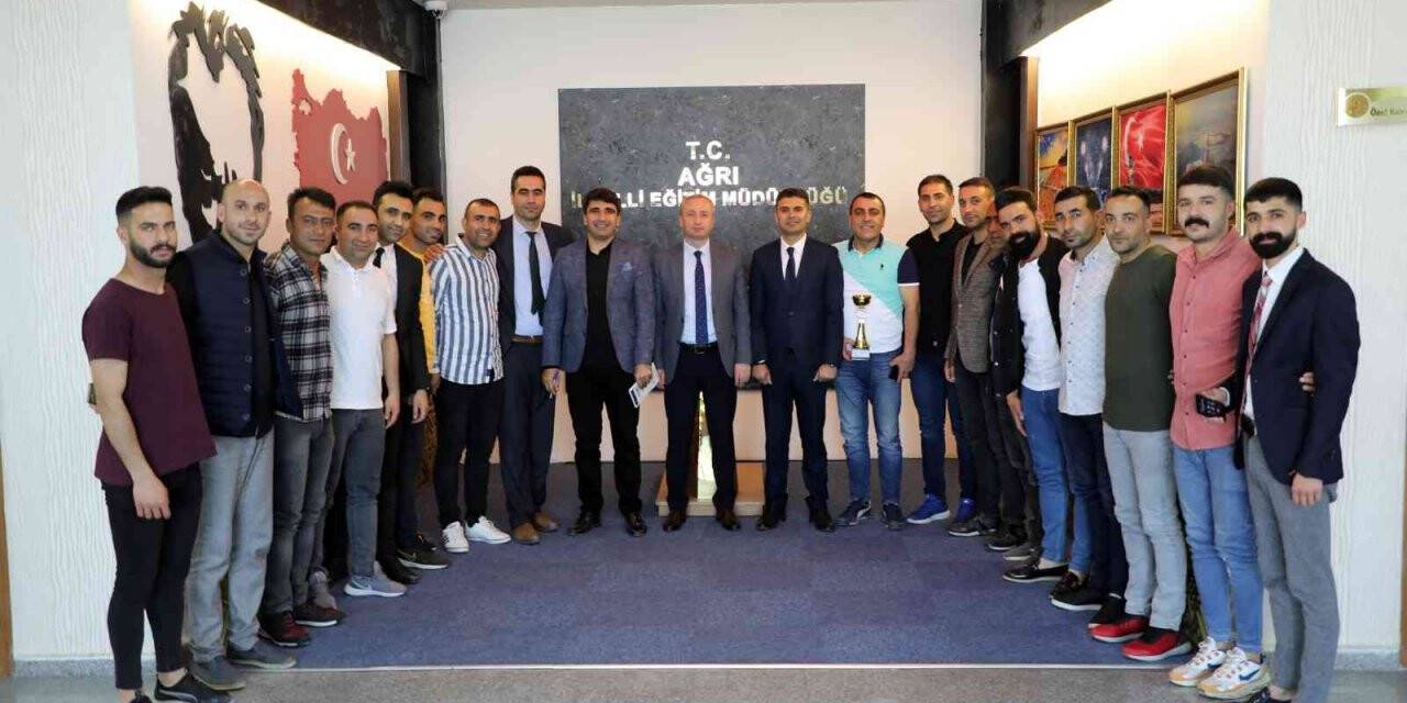 Ağrı Milli Eğitim Müdürü Hasan Kökrek, bölge birincisi olan halk oyunu ekibi ile bir araya geldi