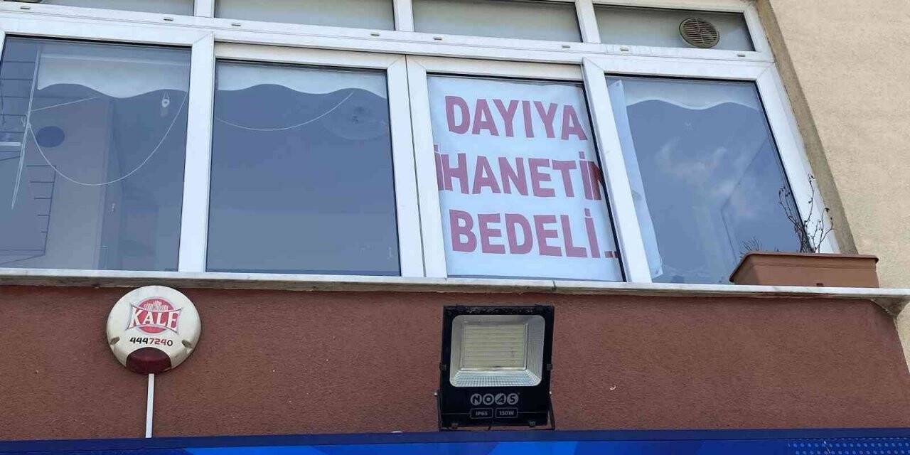 Büyükçekmece’de evin camında şaşırtan pankart
