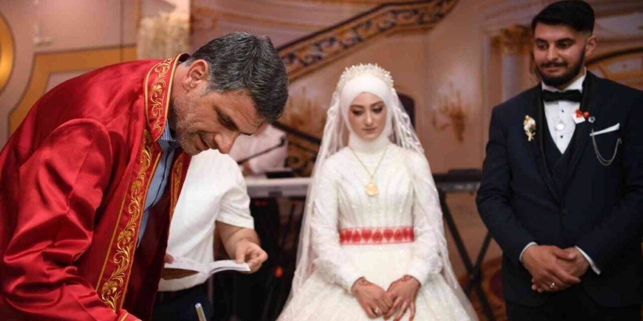 Başkan Kocaman çiftleri yalnız bırakmadı