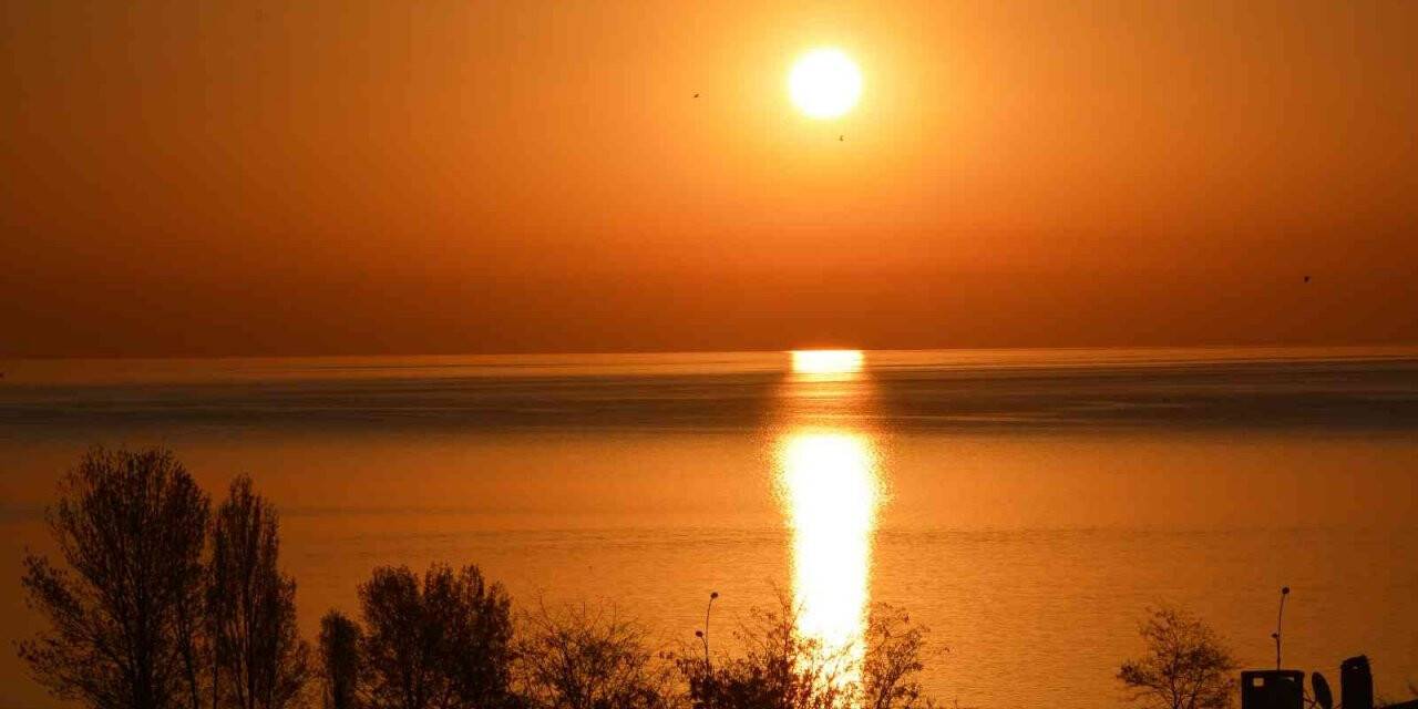 Van Gölü’nde muhteşem gün doğumu