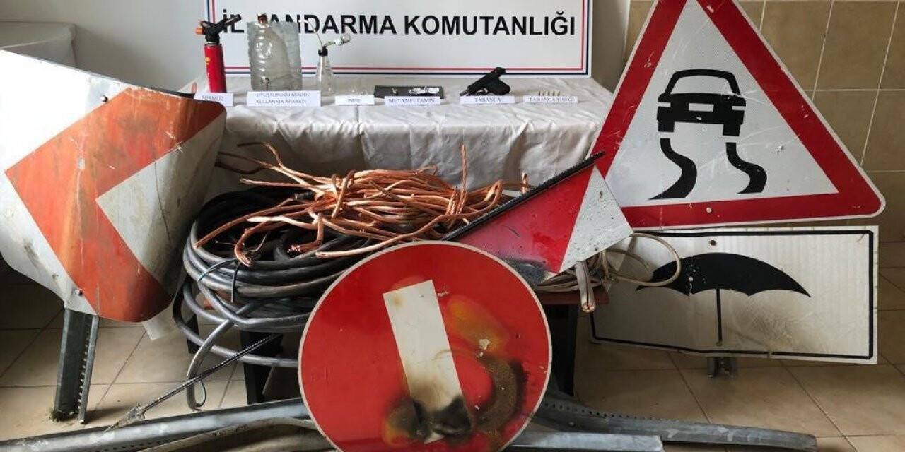 Hırsızlık için hurdalığa giren Jandarma çalınan trafik yol tabelalarını buldu