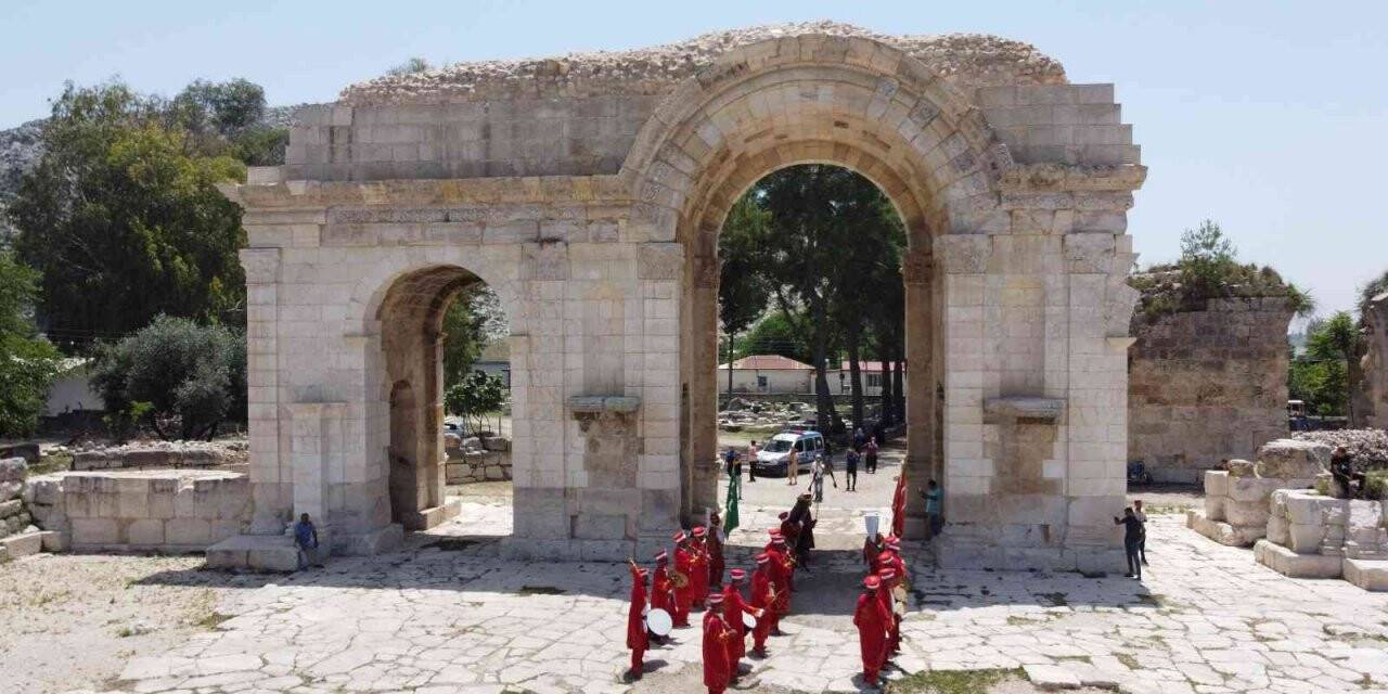 Anavarza Antik Kentinde mehter sesleri yükseldi