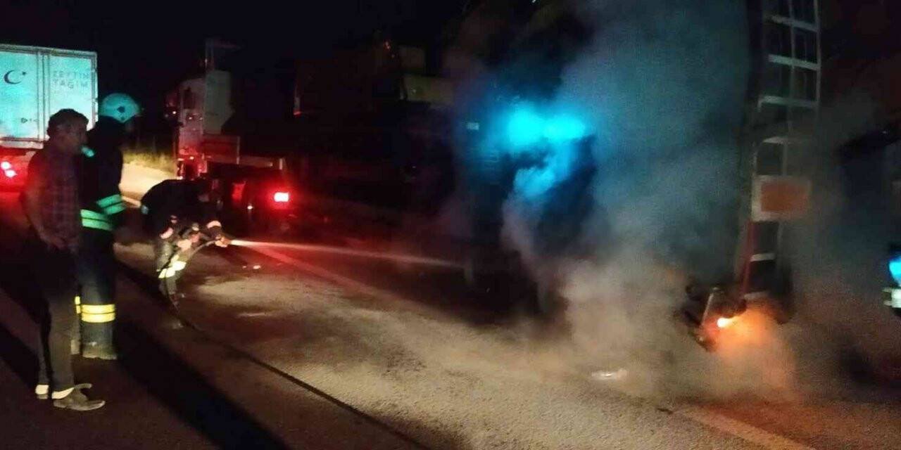 Yalova’da iş makinası yüklü tırın lastikleri alev aldı