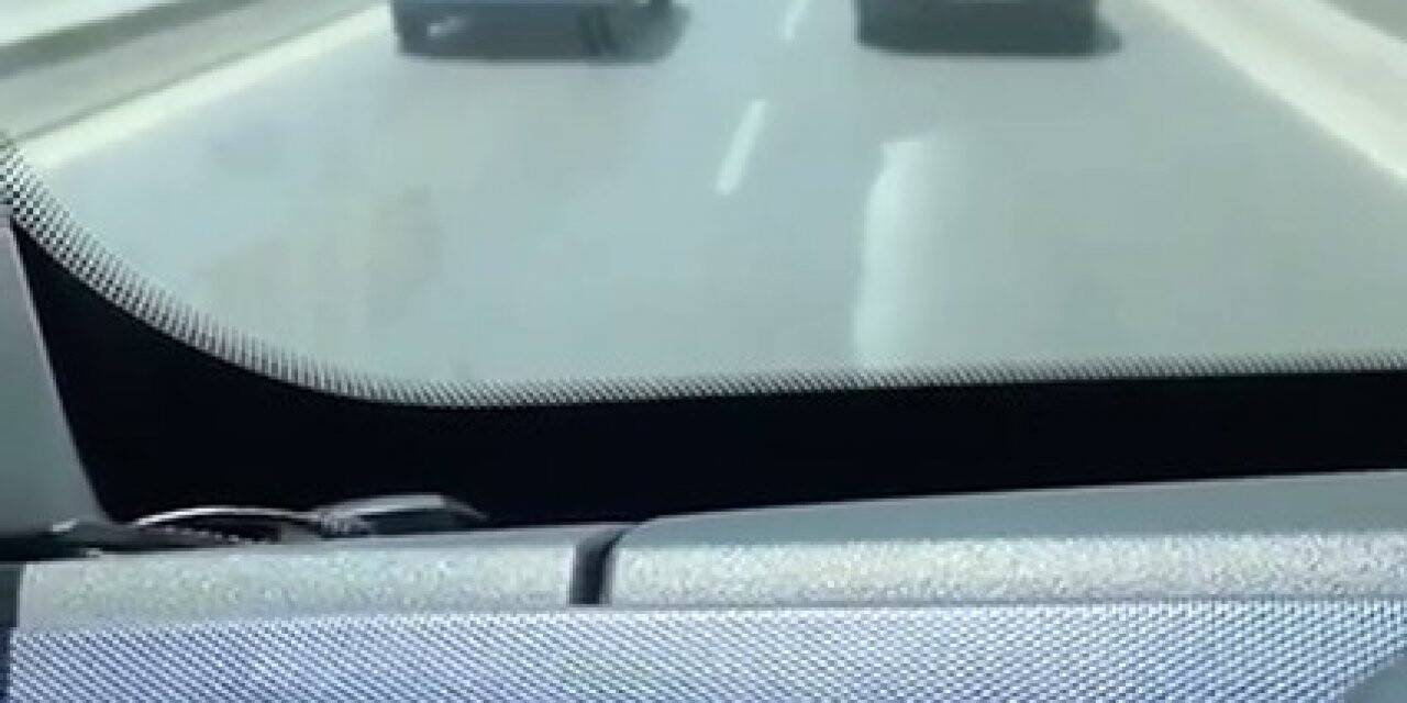 Esenyurt’ta dönüşü kaçıran sürücü metrelerce geri geri gitti; o anlar kameraya yansıdı