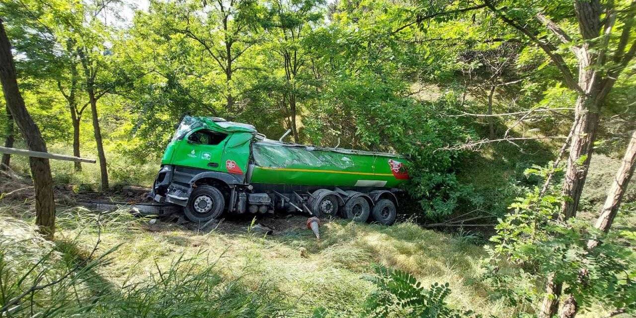 Başakşehir’de İBB’ye ait tanker şarampole yuvarlandı: 2 yaralı