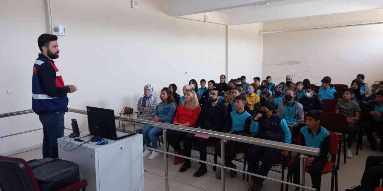 Elazığ ‘da 11 okuldan 670 öğrenci ve 39 öğretmene siber farkındalık eğitimi verildi