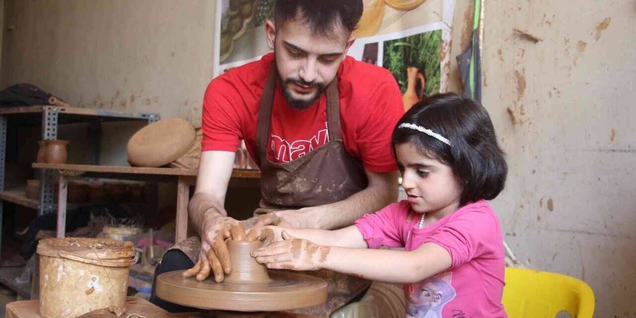 Elazığ’da çömlekler minik ellerde şekilleniyor