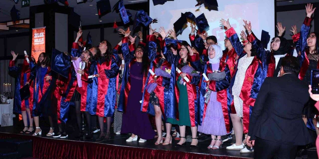 Tüm senenin yorgunluğu mezuniyetle atıldı