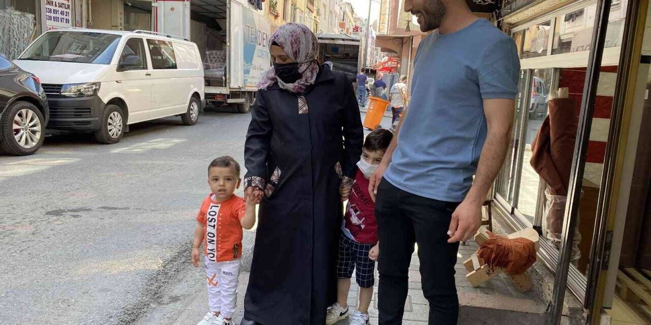 Zeytinburnu’nda balkondan düşen 2 yaşındaki çocuğu havada yakaladılar: O anlar kamerada