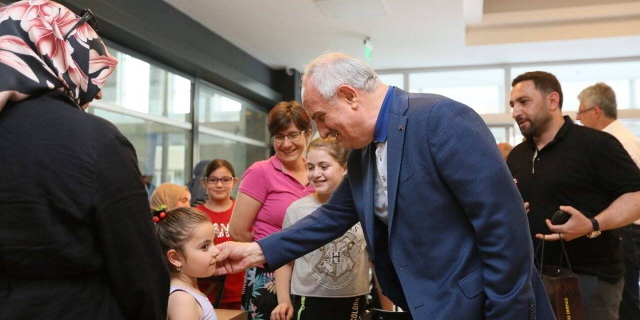 Derince’de çocuklar yüzme öğreniyor