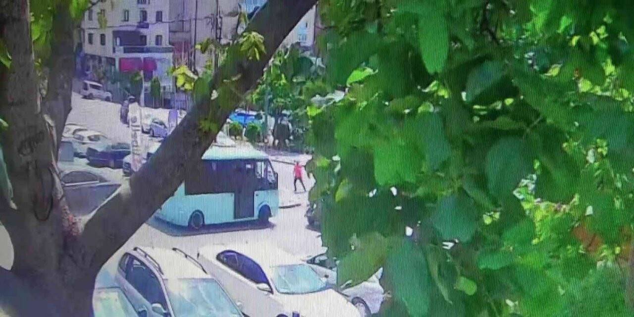 Kartal’da freni patlayan minibüs elektrik direğini devirip duvara çarptı