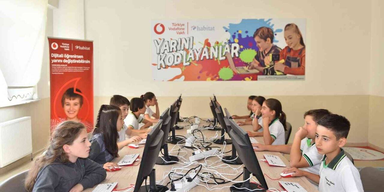 Vodafone, elektronik atıkları Bursalı çocuklar için kodlama sınıfına dönüştürdü