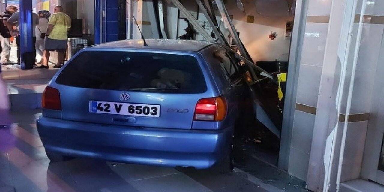 Direksiyon hakimiyetini yitirdi, araç dükkana girdi