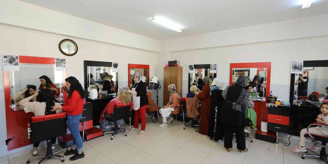 Ev kadınları ve genç kızlar meslek sahibi oluyor