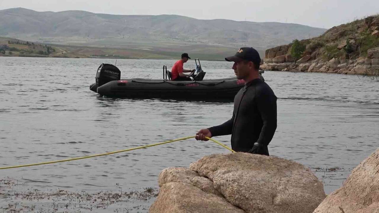 Baraj gölünde kaybolan genci arama çalışması sürüyor