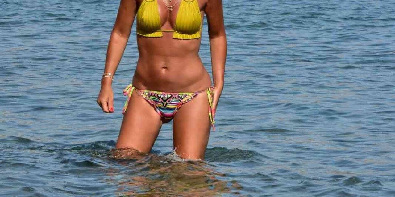 Bronz teniyle sahilin yıldızı oldu