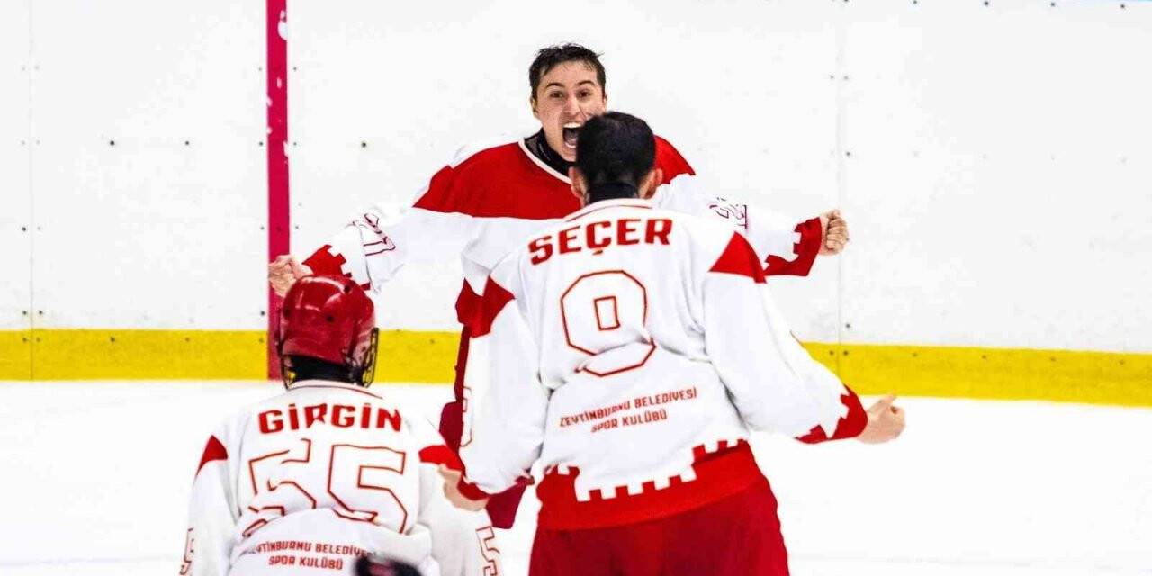 Zeytinburnu buz hokey takımı şampiyon oldu