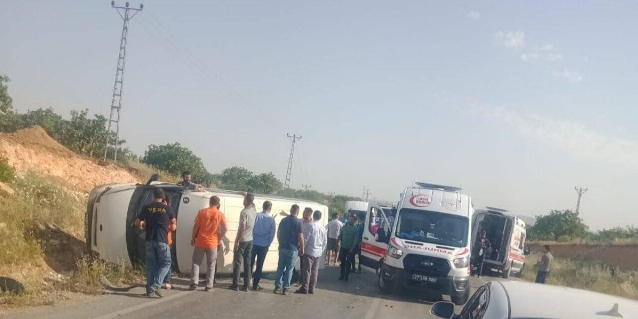 İşçi servisi otomobille çarpıştı: 9 yaralı