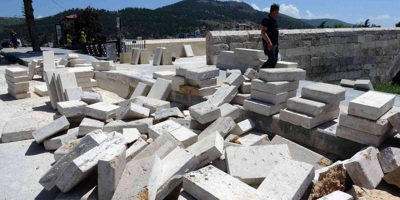 7 asırlık köprünün yenilenen taşları 7 ayda deforme oldu