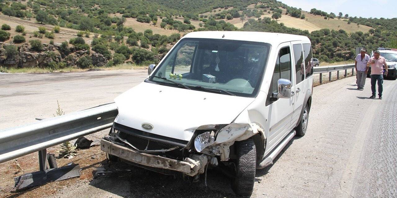 Bariyerlere çarpan hafif ticari araçtaki bebek yaralandı