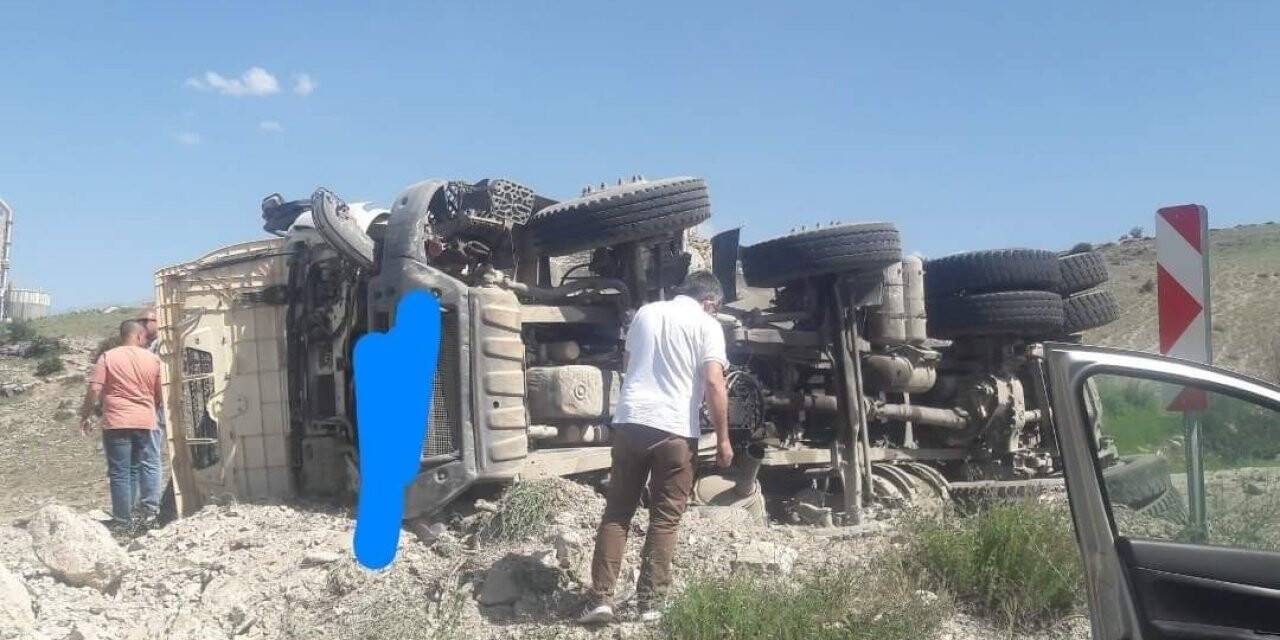 Kazada kolu kopan sürücü kaldırıldığı hastanede yaşamını yitirdi