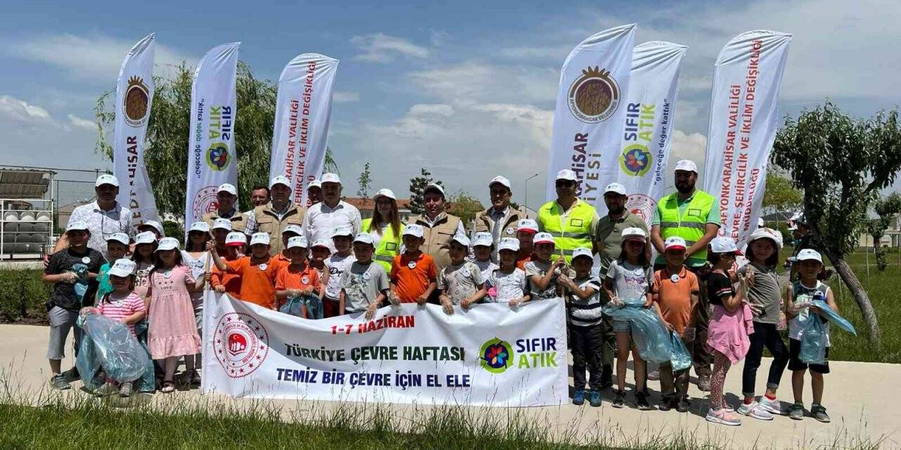 Afyonkarahisar’da öğrenciler Akarçay çevresini temizledi